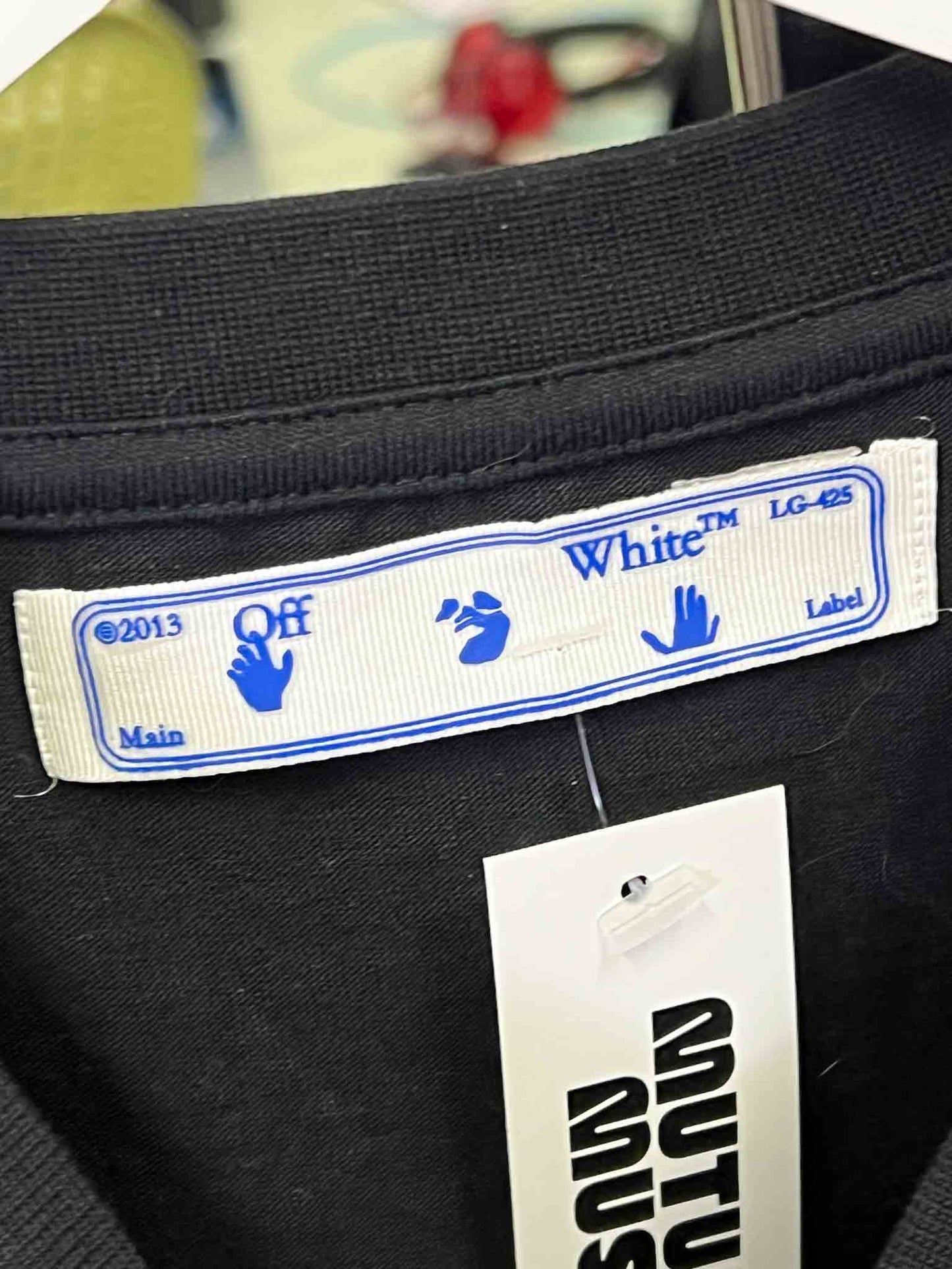 Size M | Off-White Graphic T-shirt