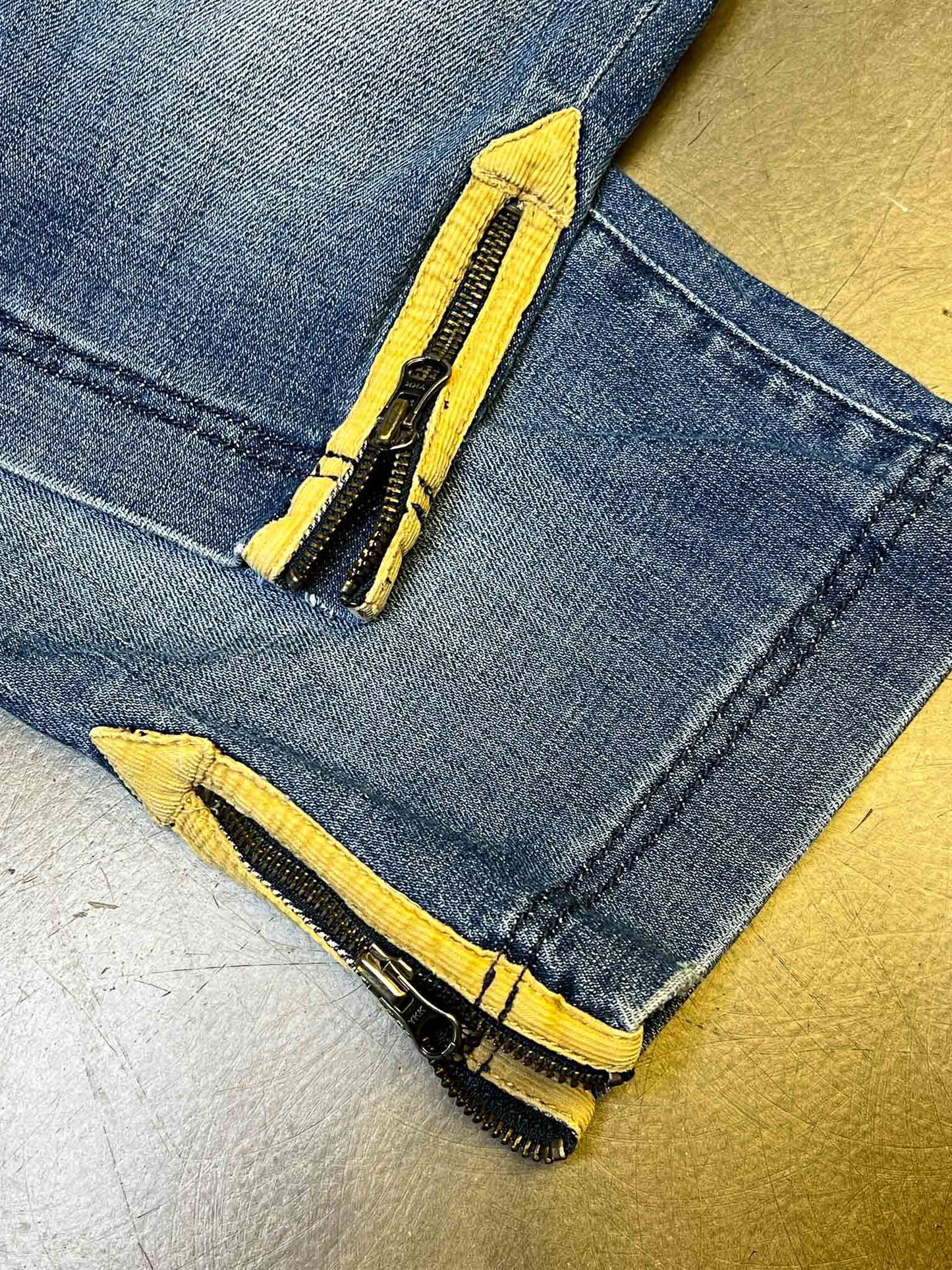 Size 29 | Armani Jeans Capri Zipper Shorts