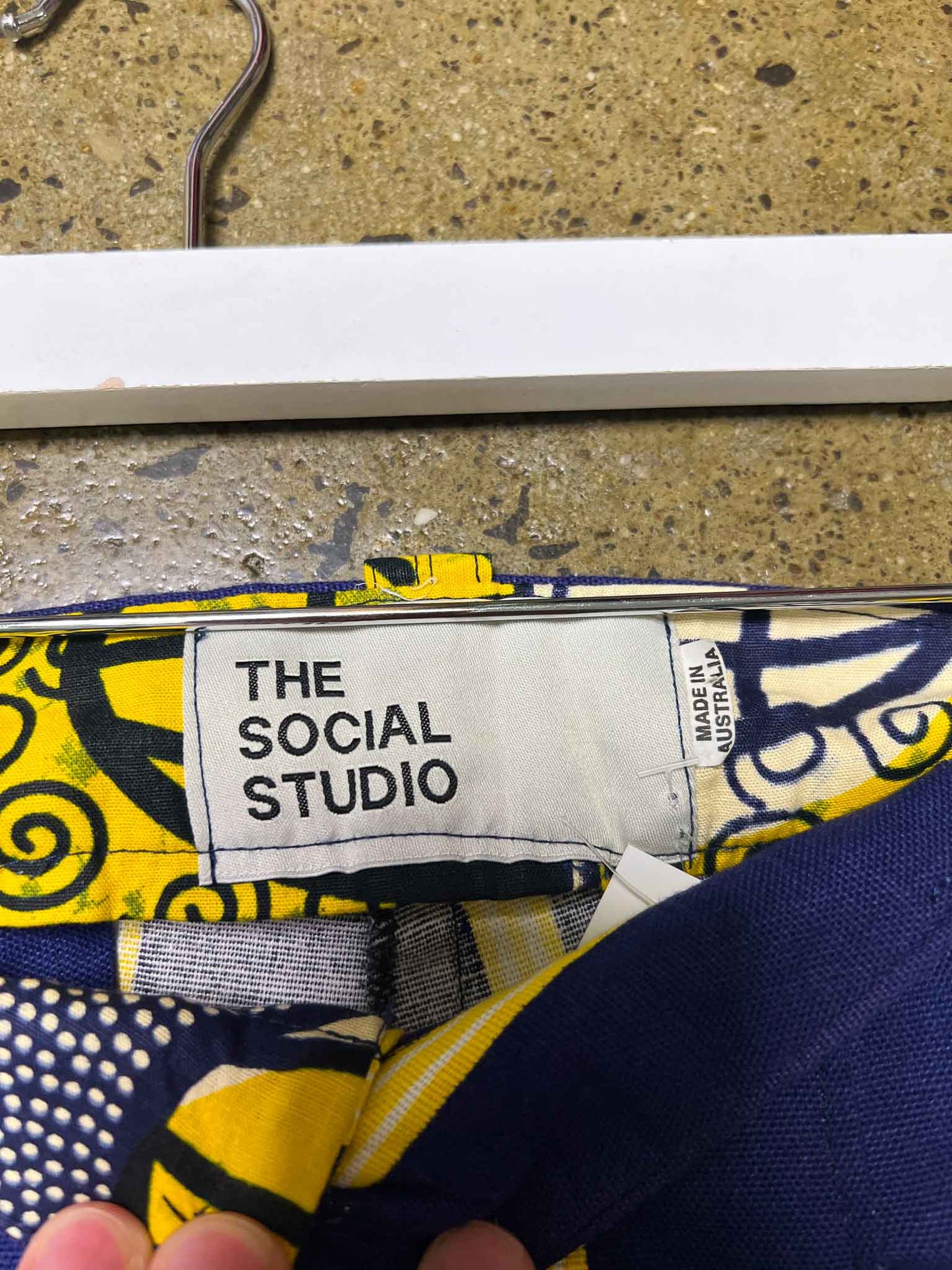 Size L | The Social Studio Shorts Knee-Length Shorts