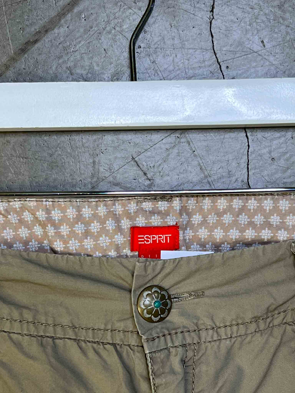 Size L | Esprit Khaki Capri Cargo Shorts